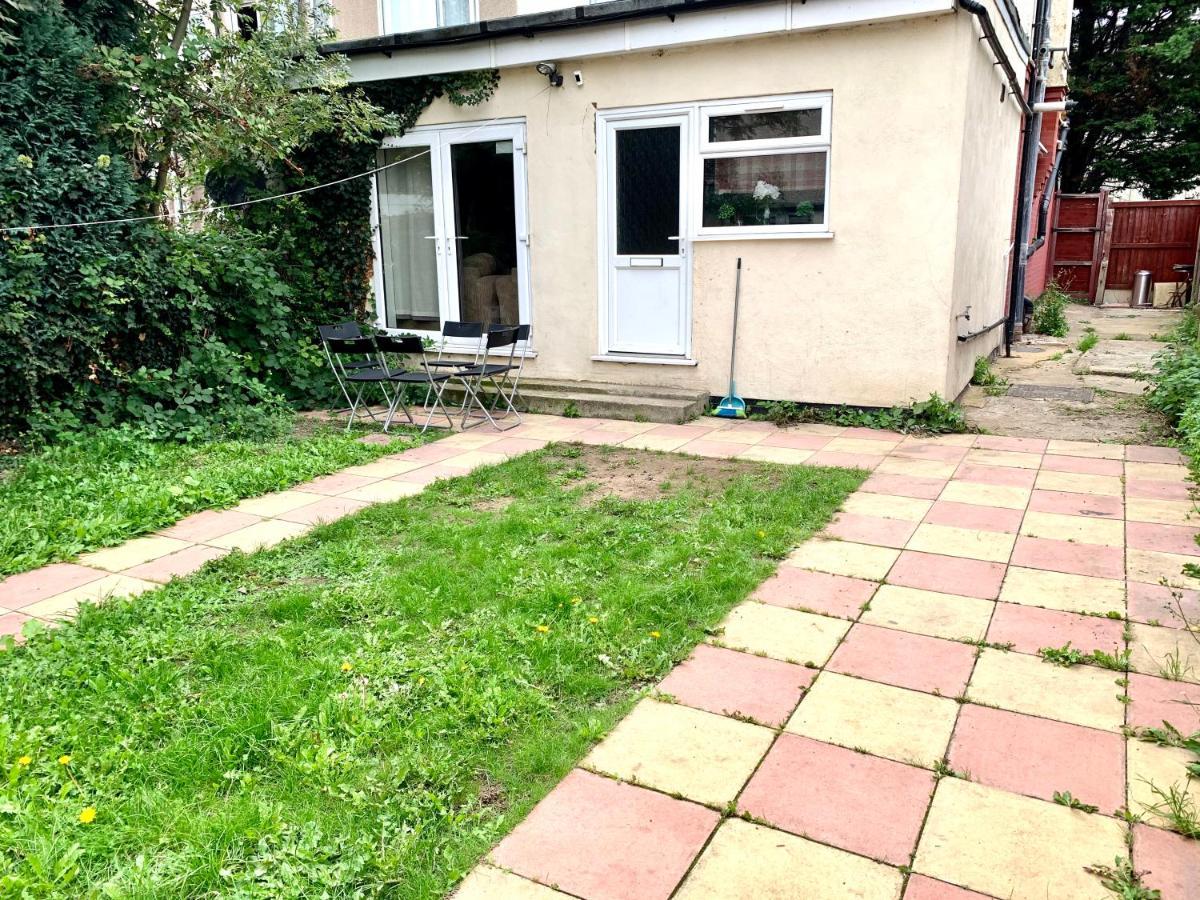 2 Bedroom Apartment, Kitchen, Reception And Private Garden Londra
