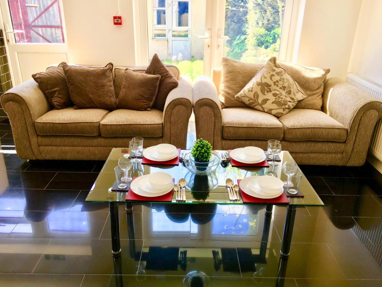 2 Bedroom Apartment, Kitchen, Reception And Private Garden Londra