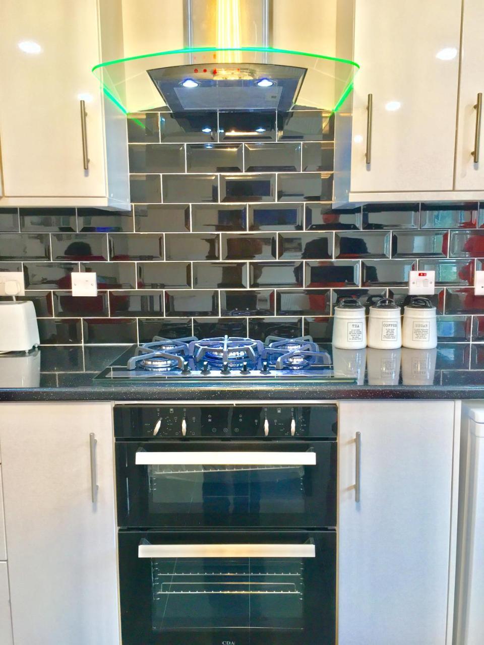 2 Bedroom Apartment, Kitchen, Reception And Private Garden Apartament *