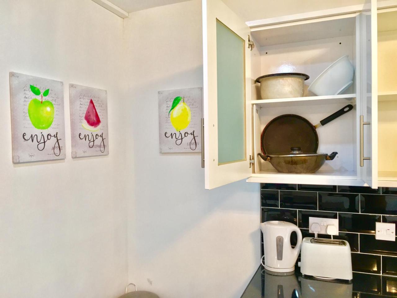 Apartament 2 Bedroom Apartment, Kitchen, Reception And Private Garden Londra