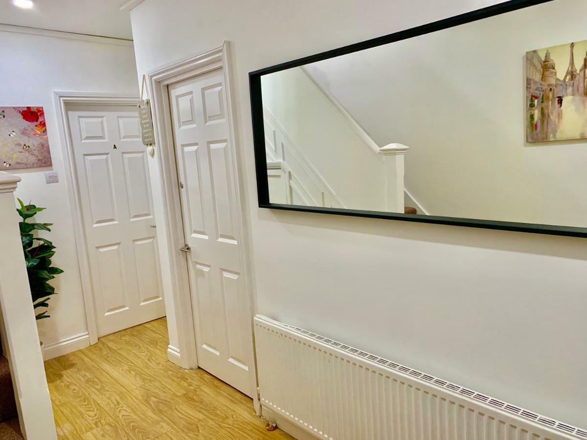 Apartament 2 Bedroom Apartment, Kitchen, Reception And Private Garden *