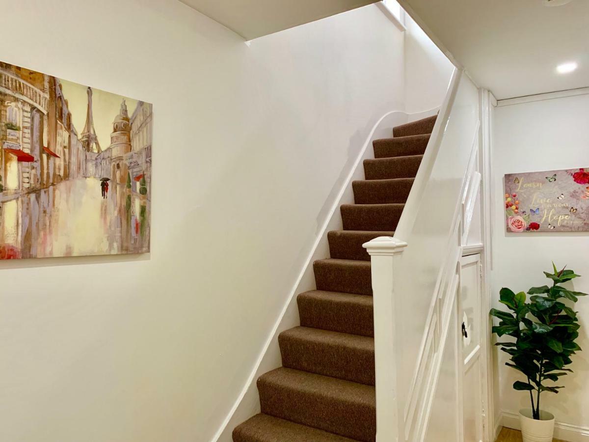 2 Bedroom Apartment, Kitchen, Reception And Private Garden Apartament *