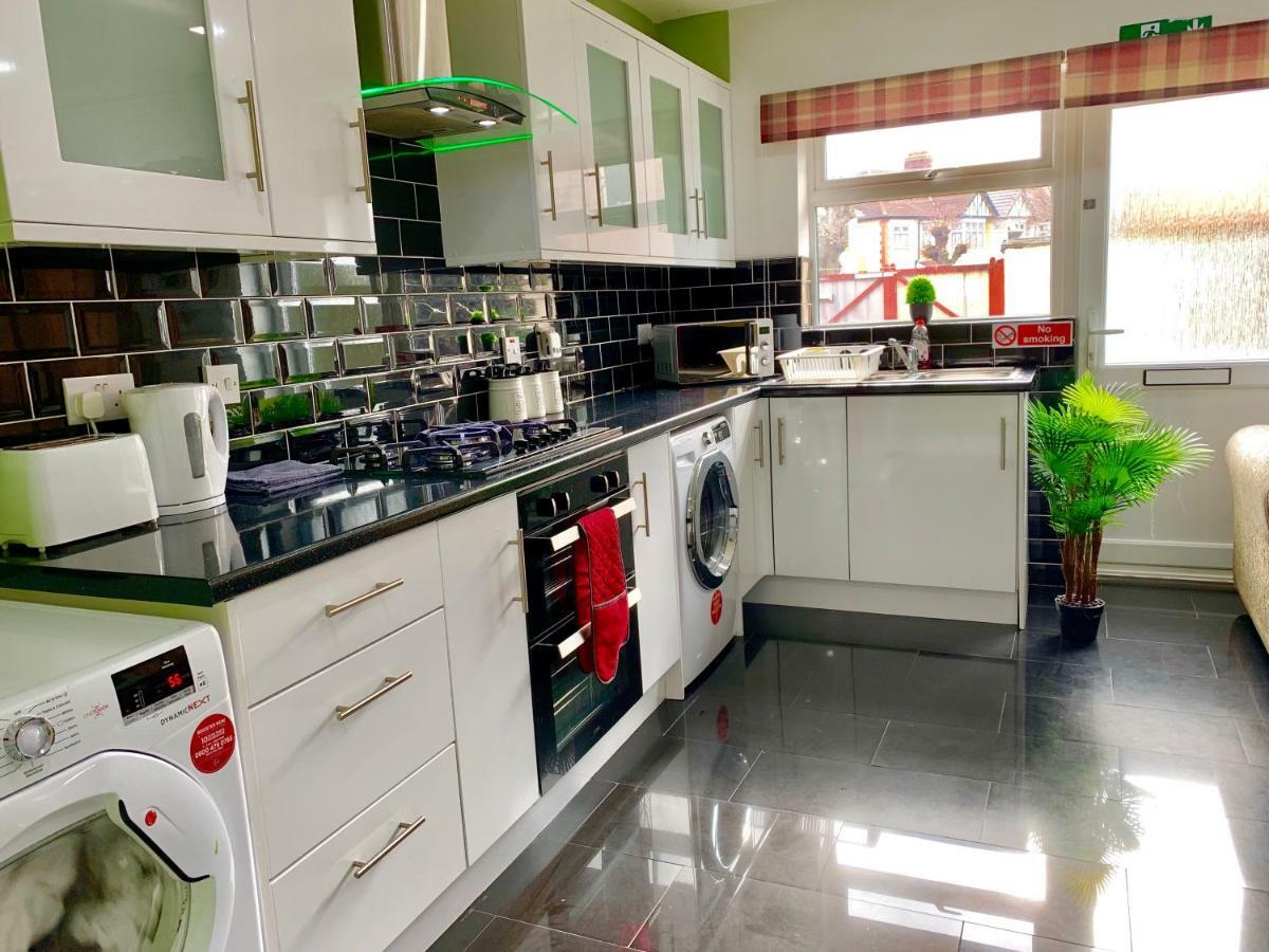 Apartament 2 Bedroom Apartment, Kitchen, Reception And Private Garden