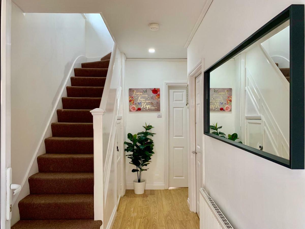2 Bedroom Apartment, Kitchen, Reception And Private Garden Londra