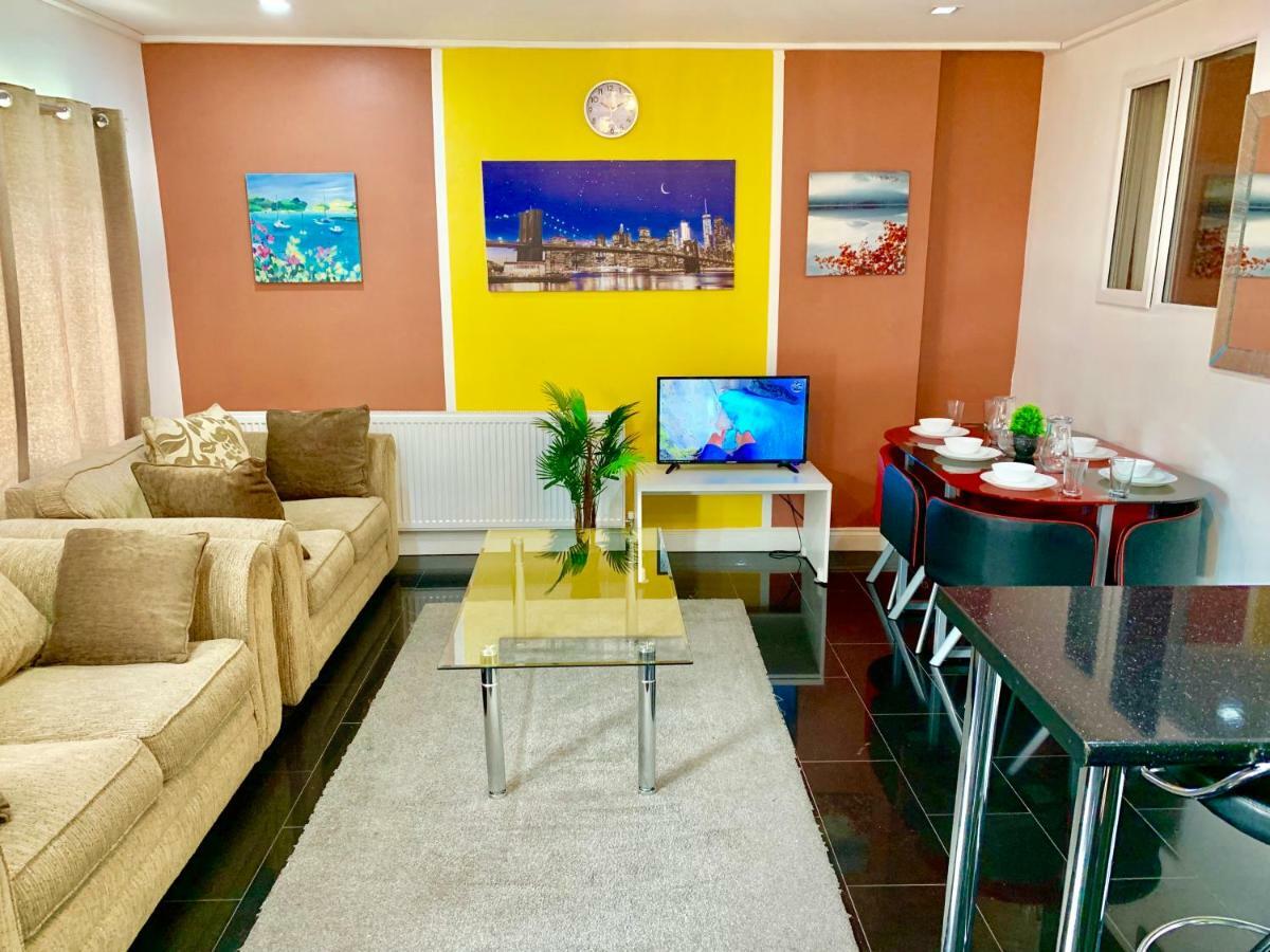 2 Bedroom Apartment, Kitchen, Reception And Private Garden Apartament *