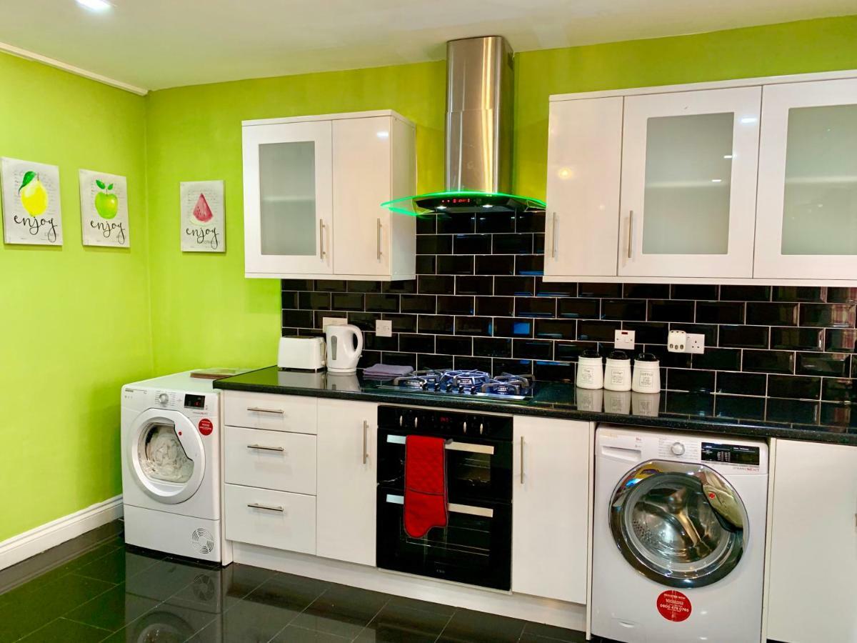 2 Bedroom Apartment, Kitchen, Reception And Private Garden * Londra
