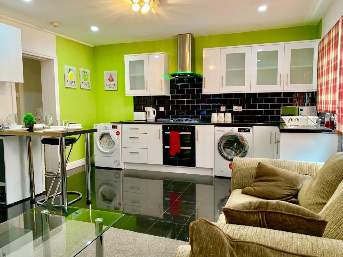 2 Bedroom Apartment, Kitchen, Reception And Private Garden Apartament *
