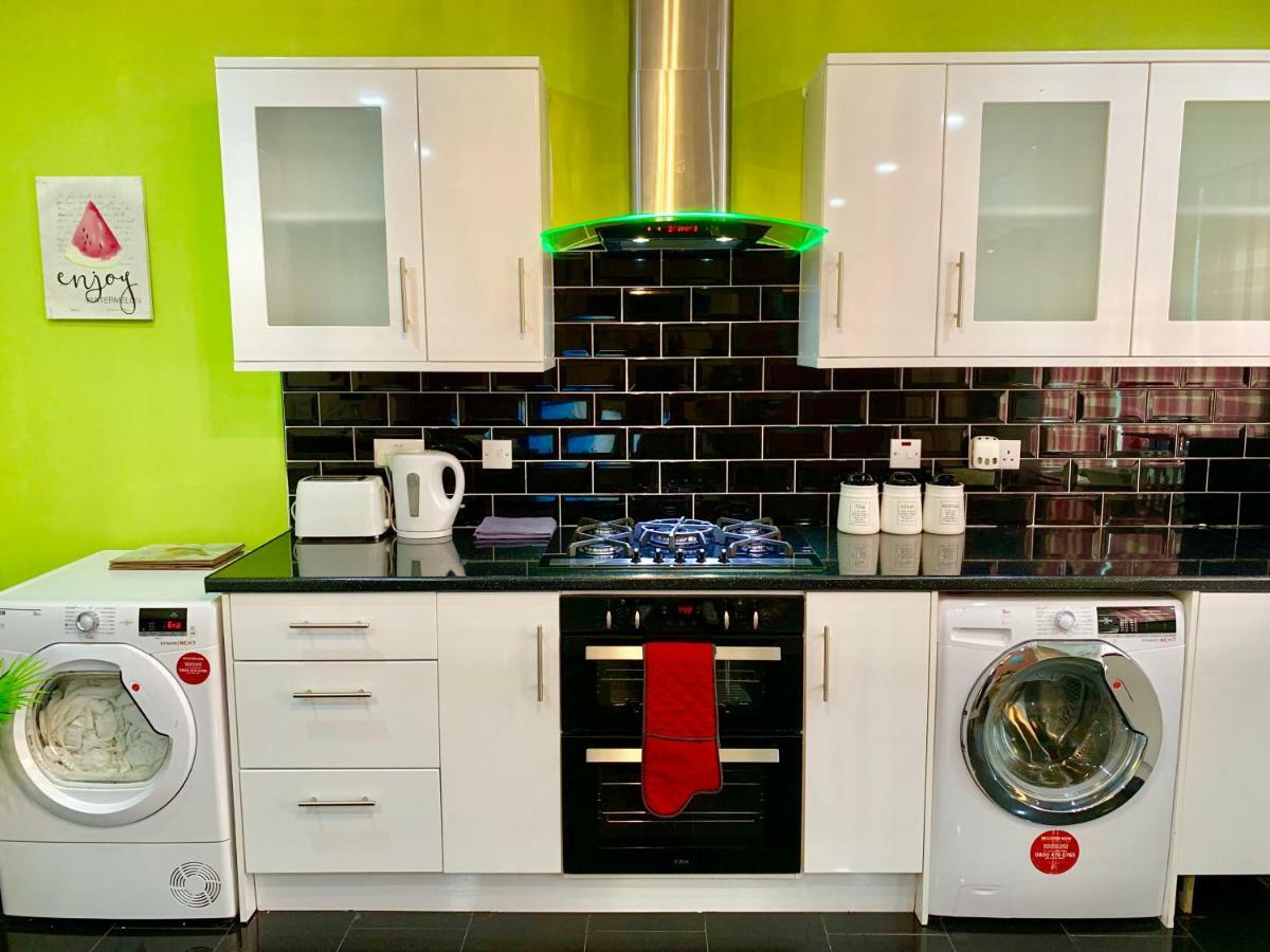 Apartament 2 Bedroom Apartment, Kitchen, Reception And Private Garden