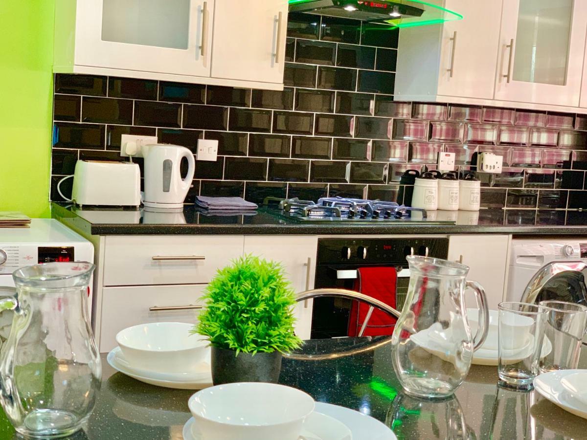 2 Bedroom Apartment, Kitchen, Reception And Private Garden Apartament