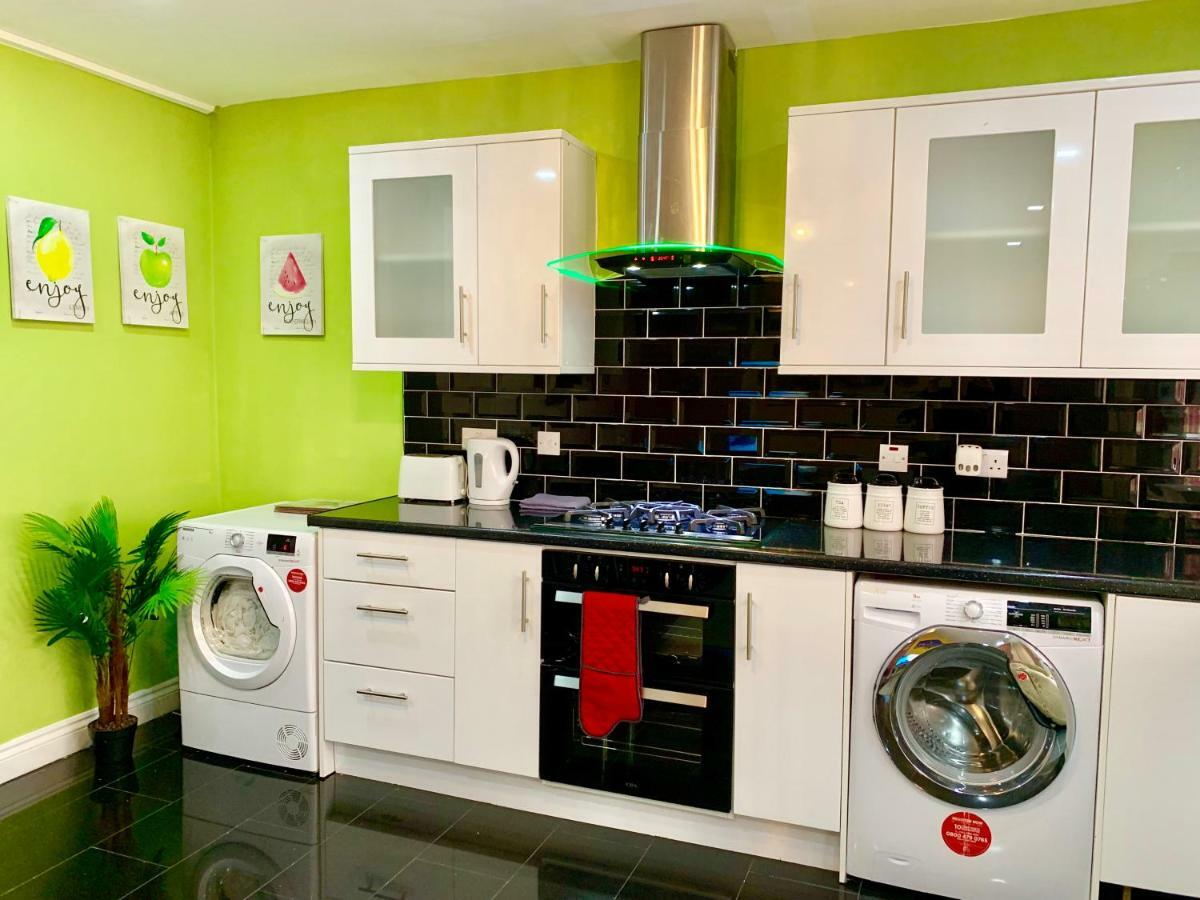 2 Bedroom Apartment, Kitchen, Reception And Private Garden Apartament *